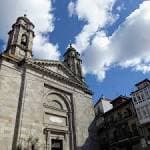 Concatedral de Santa María de Vigo bajo un cielo nublado con edificios adyacentes