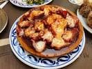 Plato de pulpo a feira, especialidad gallega, servido en el restaurante