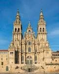 Vista frontal de la Catedral de Santiago de Compostela bajo cielo azul