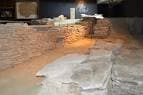 Sección de muros y estructuras romanas excavadas en el museo