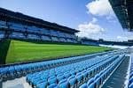 Gradas vacías y césped del Estadio de Balaídos bajo un cielo azul