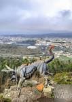 Estatua de criatura mitológica con alas y vista de la ciudad desde el Monte do Viso