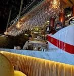 Zona de barra del Bonsai Café con copas colgando