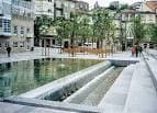 Plaza del Berbés con moderna fuente de agua y arbolado
