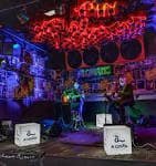 Vista frontal del escenario de la Sala Filomatic con banda actuando y luces de colores.