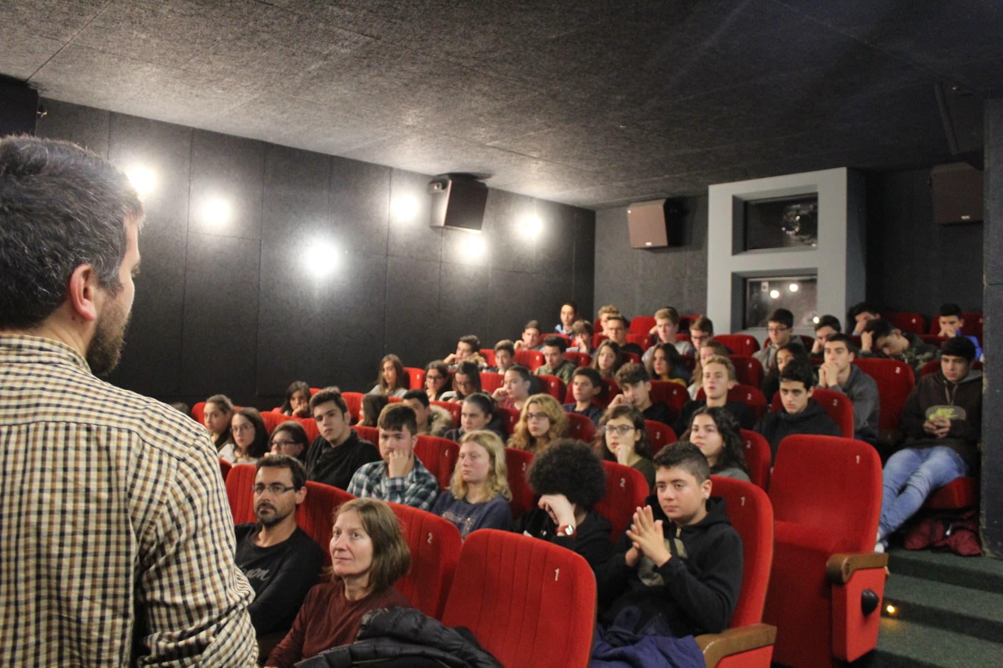 Interior de la sala de cine NUMAX con público durante un evento