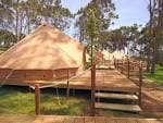 Tiendas de glamping sobre plataformas de madera en la Isla de Ons