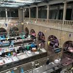 Interior del Mercado de Abastos de Pontevedra con puestos y balcón superior
