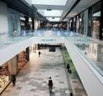 Interior moderno del centro comercial con pasillos y tiendas en varios niveles