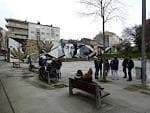Vista general de la Praza do Castiñeiro con mural artístico y personas