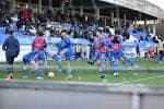 Jugadores en el campo de fútbol con gradas en la Ciudad Deportiva de Abegondo