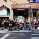 Entrada de un auditorio con grupo de personas