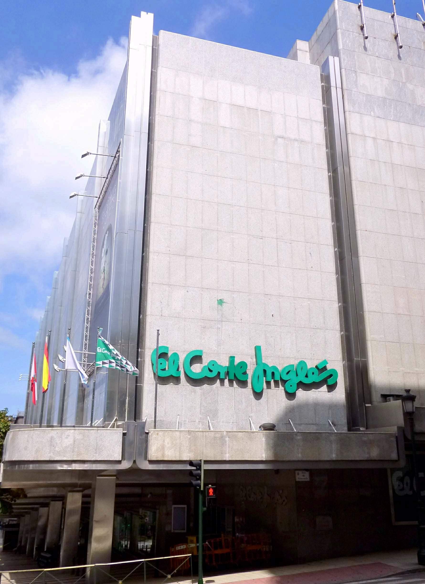 Vista exterior diurna del edificio de El Corte Inglés en Vigo