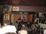 Actuación musical en el interior del Café Uf Negra Sombra con público
