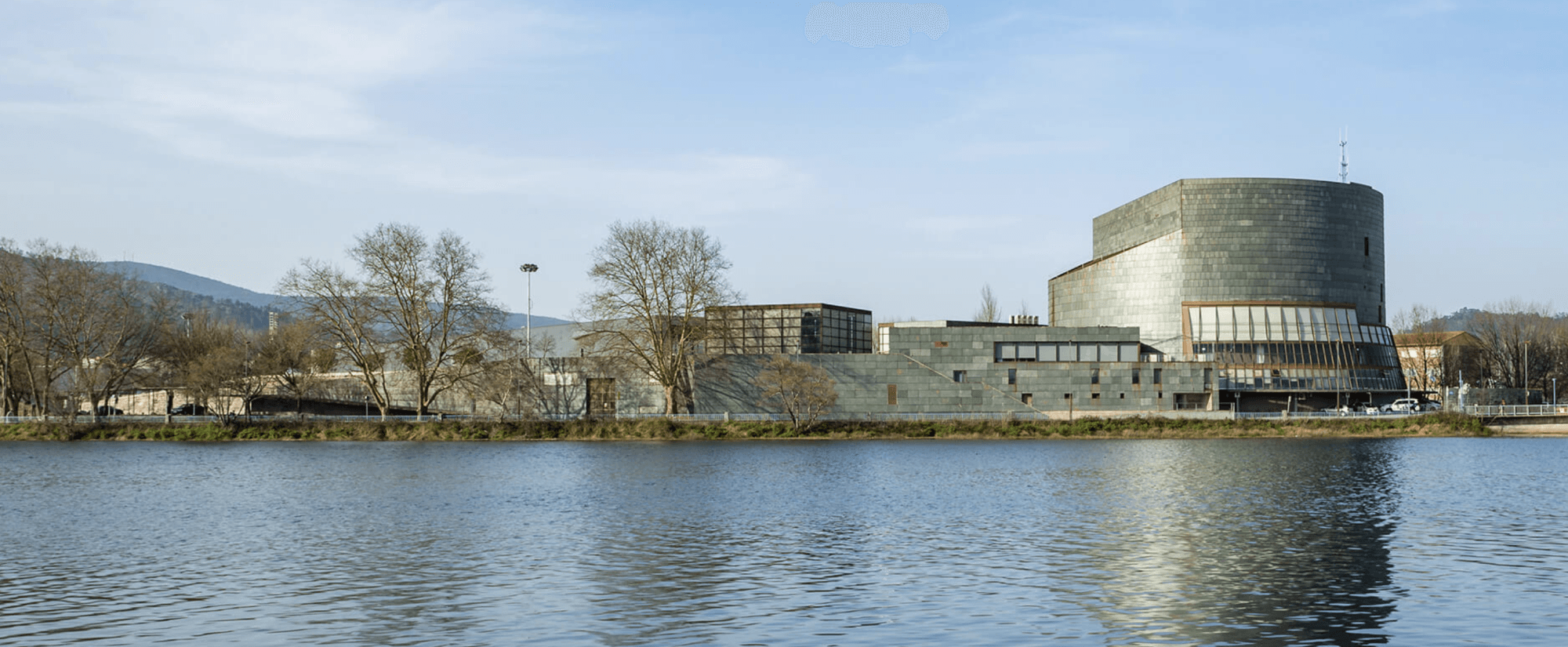 Vista panorámica del Pazo da Cultura de Pontevedra desde el río