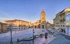 Vista panorámica de la Plaza de la Catedral de Oviedo al atardecer