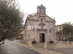 Fachada de la Parroquia de Santa Marina de Cabral en un día nublado