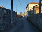 Calle tradicional con muros de piedra en el entorno de Navia