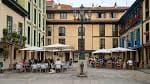 Vista de las terrazas centrales de la Plaza del Fontán con farola ornamental.