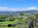 Vista panorámica de valles verdes y colinas bajo un cielo azul en la comarca de Ourense