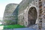 Perspectiva lateral de la Porta Falsa y la Muralla Romana de Lugo