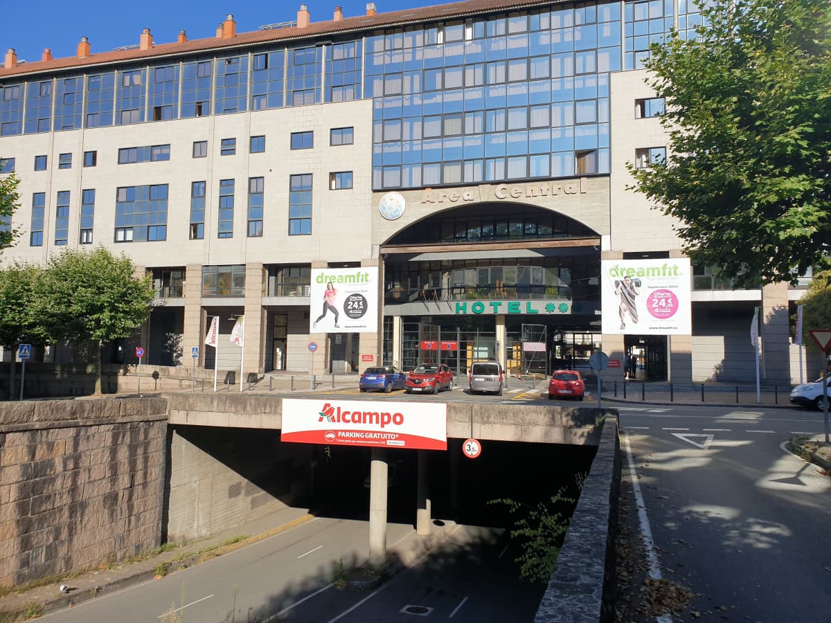 Vista exterior del centro comercial Alcampo en Santiago de Compostela con acceso al túnel