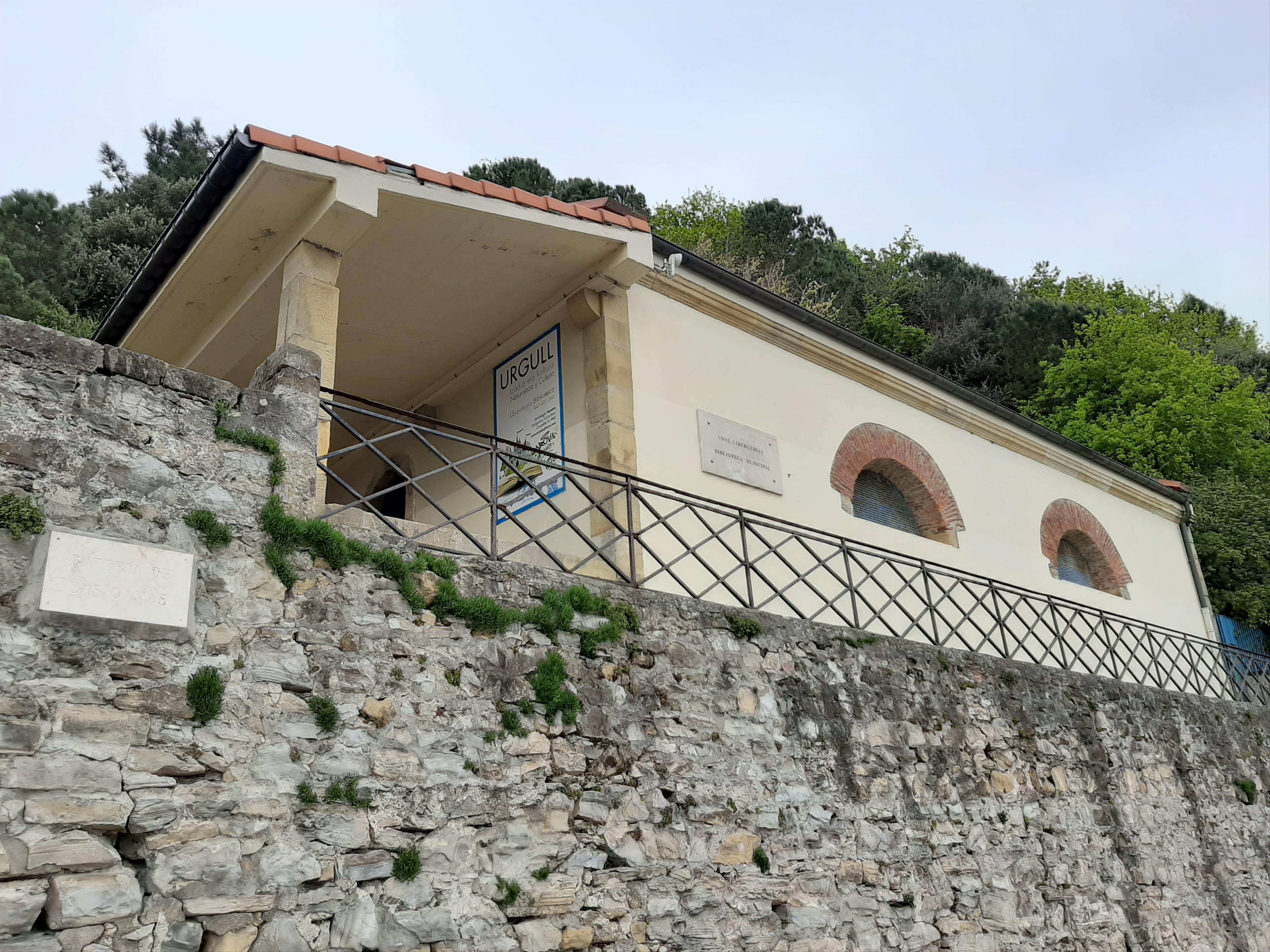 File:Biblioteca Monte Urgull photo2.jpg - Wikimedia Commons
