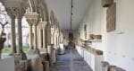Pasillo del claustro del Museo Provincial de Lugo con exposiciones