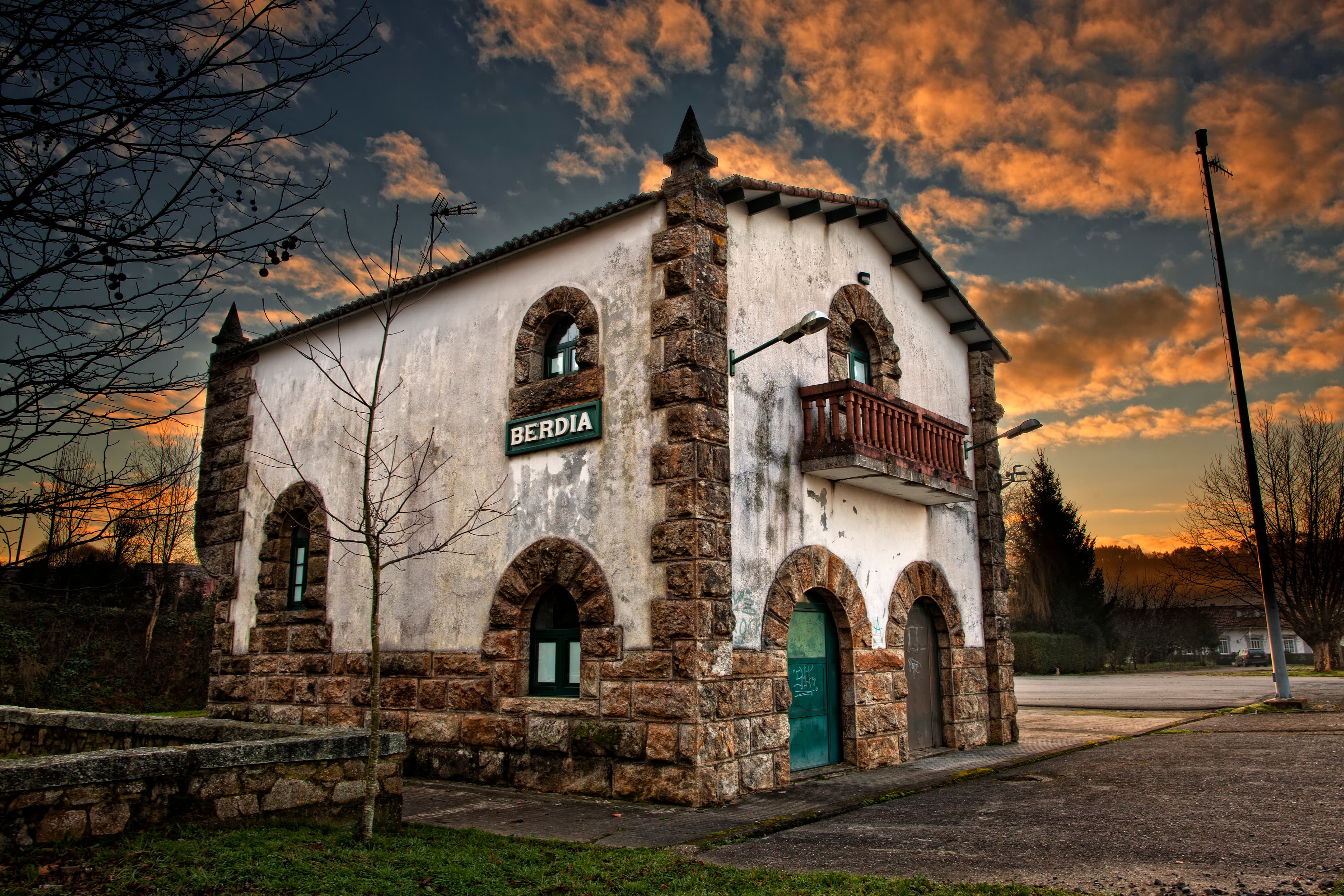 Edificio tradicional con fachada de piedra y balcones, posible Centro Sociocultural de Verdía