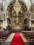 Interior de la Concatedral de San Julián con alfombra roja y altar mayor
