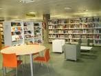 Sala de lectura y préstamo con mobiliario moderno