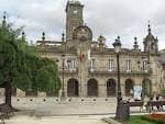 Edificio de la Casa Consistorial de Lugo con arbolado en primer plano.