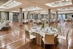 Salón de eventos preparado con mesas redondas para una celebración