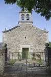 Fachada principal de la Parroquia de San Xoán de Pena con verja
