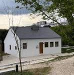 Exterior del edificio blanco tradicional del Coliving de O Carme
