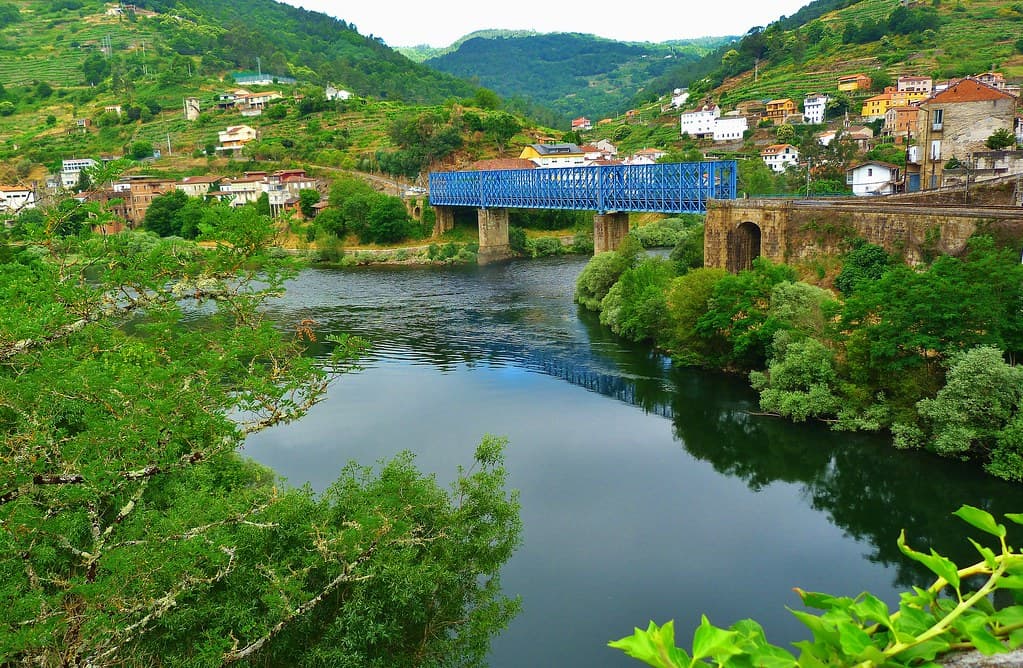 Vista panorámica de Os Peares con el río, el puente y las casas en la ladera