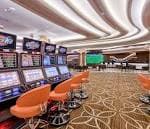 Interior del Casino de Vigo con máquinas tragaperras y zona de bar
