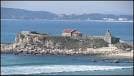 Vista lejana de la península de A Lanzada con la ermita desde el mar