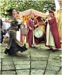 Danza medieval con músicos en la Feira das Marabillas