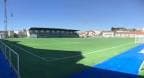 Campo de fútbol municipal con pista de atletismo azul durante el día