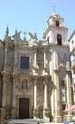 Vista exterior de la torre y la fachada de la Iglesia de Santa Eufemia en un día soleado