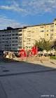 Vista del parque infantil en la Praza de Bretaña con edificios residenciales al fondo.