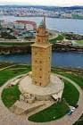 Vista aérea de la Torre de Hércules con el puerto y la ciudad de A Coruña