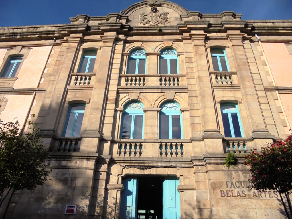 Vista frontal de la entrada principal de la Facultade de Belas Artes