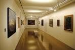 Pasillo interior de la galería de arte con obras expuestas