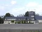 Edificio principal del Aeródromo Militar de Santiago con torre de control
