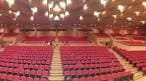 Interior del auditorio principal con butacas rojas vacías