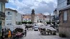 Vista de la Praza dos Irmáns García Naveira con actividad y puestos
