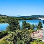 Paisaje del entorno del balneario con el lago y una terraza exterior