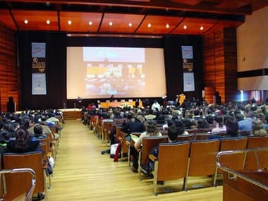 Interior del auditorio principal con público y escenario